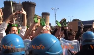 Napoli, momenti tensione e slogan anti Salvini durante corteo clima 