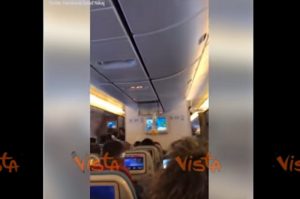 New York, aereo sorpreso da turbolenza: 30 feriti a bordo VIDEO