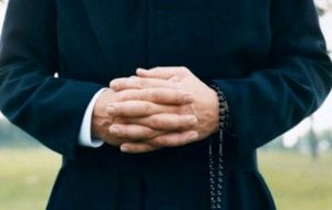 Pistoia, parroco pagato con 50 euro falsi per due messe: denuncia su Fb