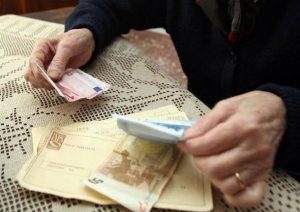 Varese, per 23 anni incassa la pensione del vicino morto nel '94: denunciata 70enne