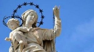 Madonna di Pompei: cade il rosario della statua della Vergine