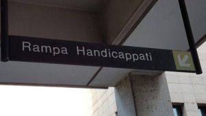Bologna, "rampa handicappati". I due cartelli