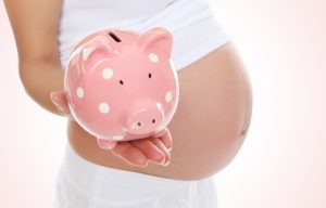 Redditò di maternità: 1000 euro al mese per 8 anni se fai la mamma a tempo pieno. Dal quarto figlio diventa vitalizio