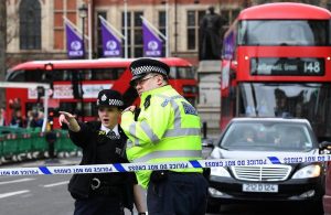 Londra, sparano piombini sui passanti: 4 feriti, anche bimba