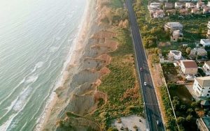 La strada di Montalbano a rischio frane: il mare e la burocrazia si mangiano la statale 640