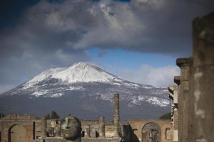 Vento e freddo: neve sul Vesuvio, A2 chiusa tra Sibari e Morano Calabro per le raffiche