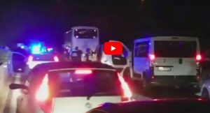 Lecce-Pescara, scontri tra ultrà: due feriti gravi, bus a fuoco e superstrada chiusa