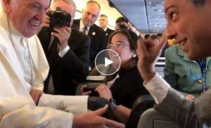 Papa Francesco, scherzo sul volo per il Marocco: il giornalista ritrae la mano. "Vendico i fedeli di Loreto"