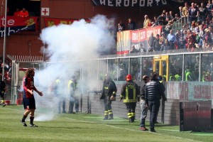 Genoa-Siena: Marco Rossi parla con gli ultras mentre in campo c'è un fumogeno  (AP Photo/Tanopress)