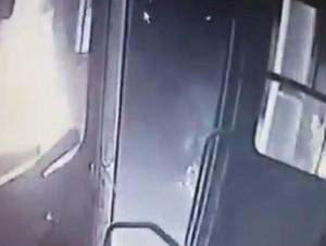 Brasile, danno fuoco al bus: bambina di 6 anni avvolta dalle fiamme (video)