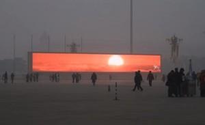 Cina così inquinata che mettono uno schermo per far vedere il sole (video)