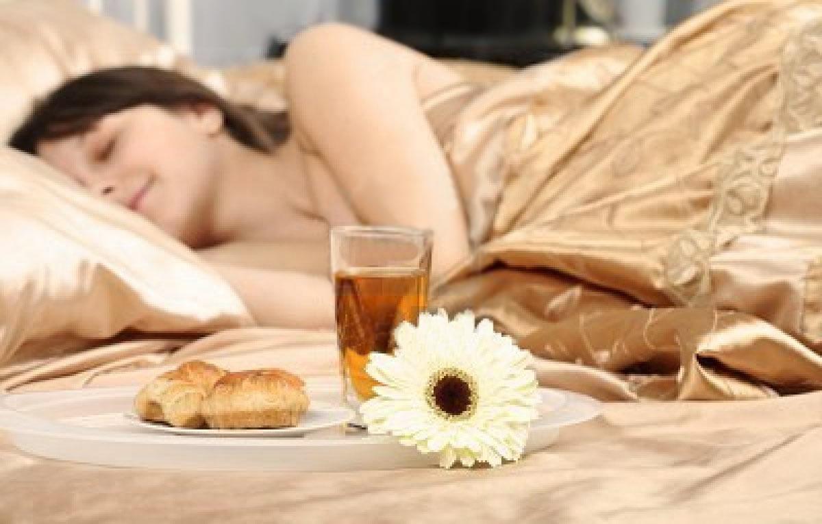 Удовольствие женщины в постели. Кофе в постель. Кофе в постель для любимой. Чай в постель. Чай в постель девушке.