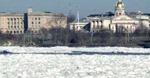Usa, fiume Delaware ghiacciato (video): paura inondazioni, si teme il disgelo