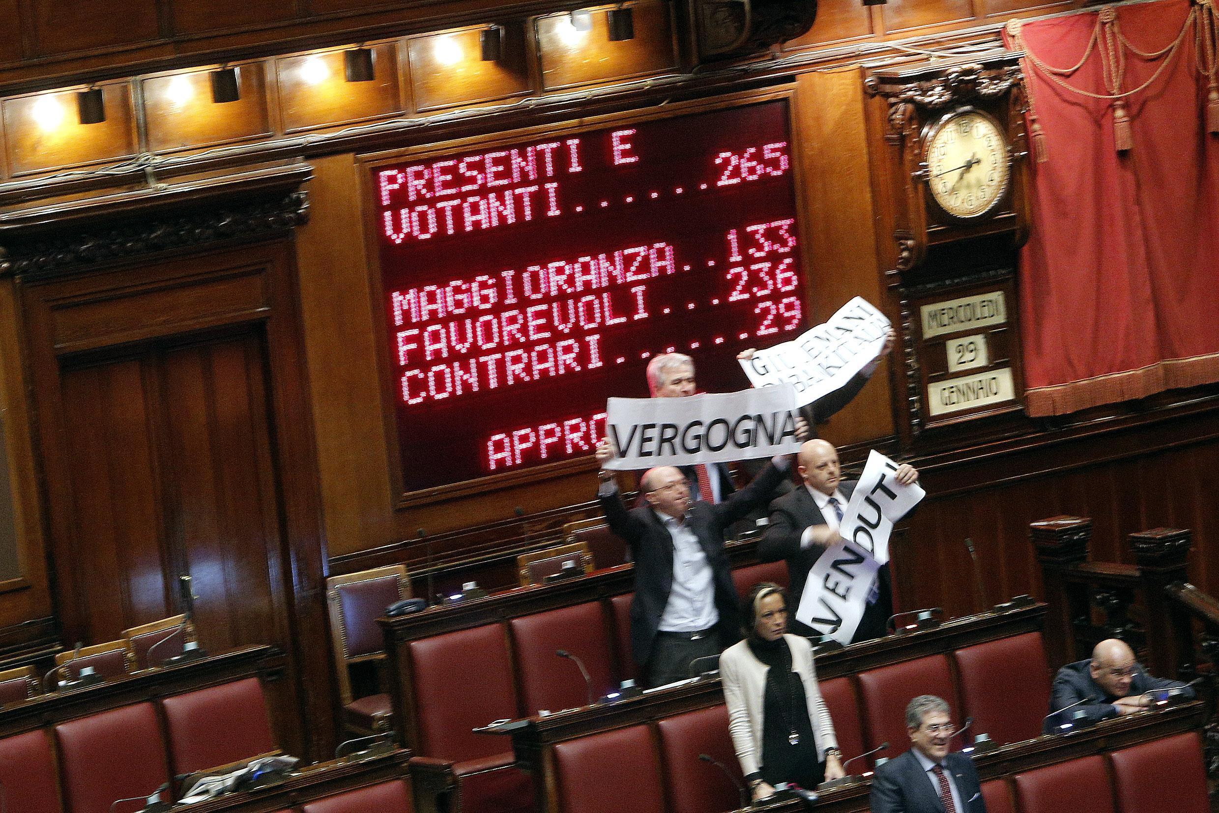 Imu 2013 non si paga. Boldrini usa tagliola contro M5S: sì al decreto, caos in Aula