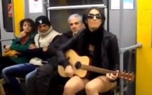 Jessica Delfino si spoglia a Napoli per il "No Pants Subway Ride" (video)