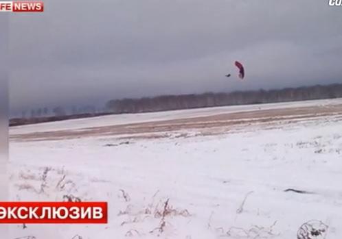 Russia, parapendio trainato da auto: cade e muore (video)
