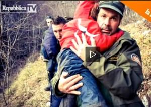 I soccorritori con i due bimbi in braccio (Repubblica Tv)