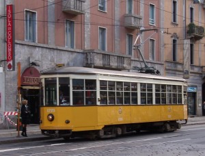 Milano, tram esce da binari: tre contusi
