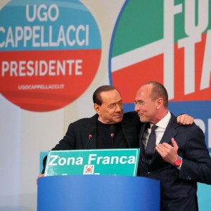 Silvio Berlusconi sbaglia comizio: chiama ad Alghero, ma è convinto sia Aquileia