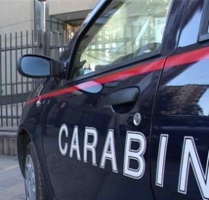 La madre gli dà uno schiaffo, lui chiama i carabinieri: "Mi maltratta"