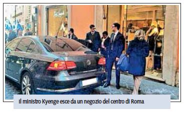 Cécile Kyenge, shopping in auto blu con scorta. I passanti: "Vergogna" (Libero) 