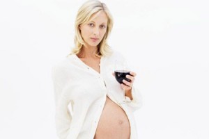 Troppo alcol quando era incinta: danni alla bimba. Madre a processo