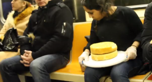 New York, decora la torta nel vagone della metro e la offre ai passeggeri