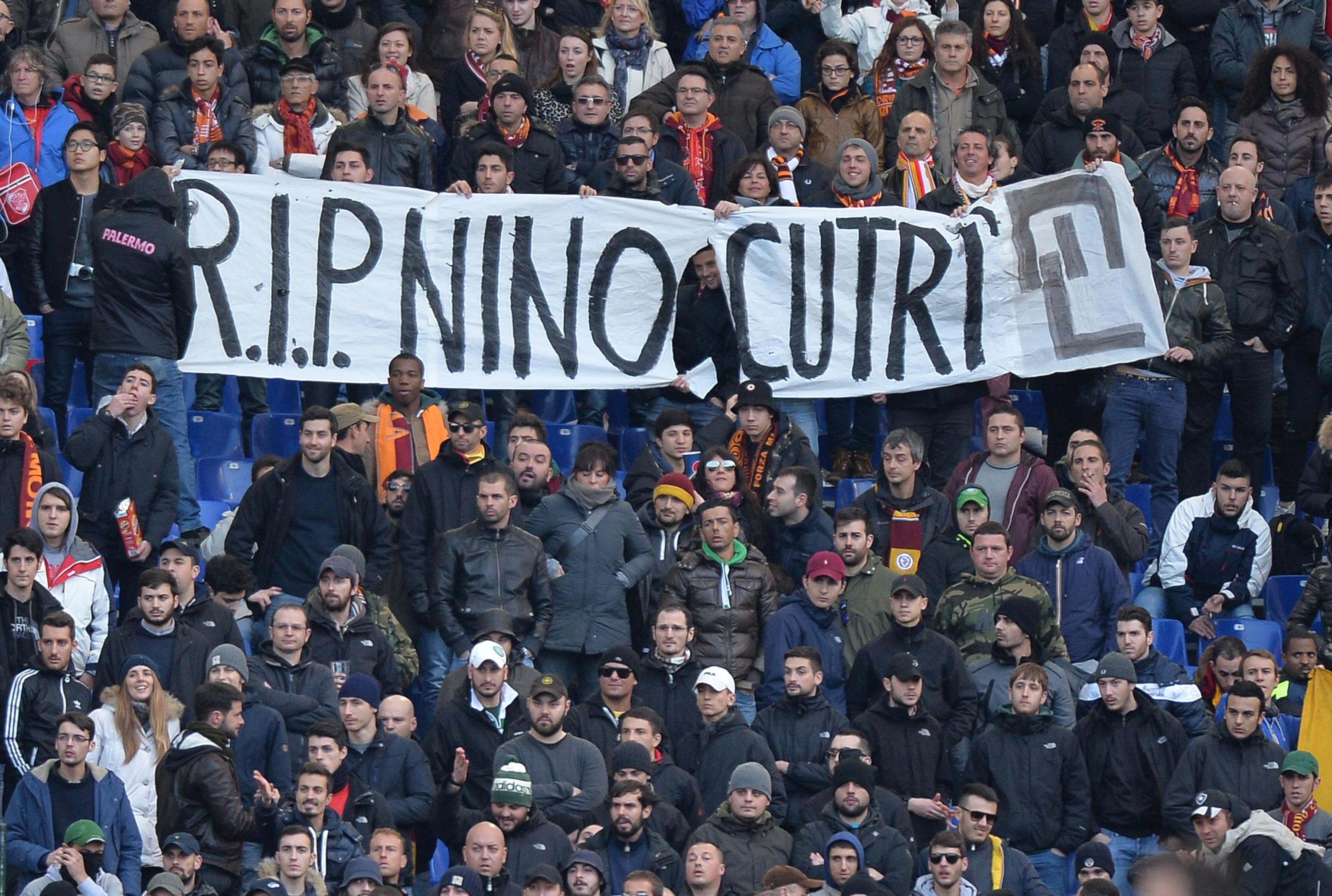 "R.I.P. Nino Cutrì": striscione tifosi Roma ricordano fratello dell'evaso (foto)