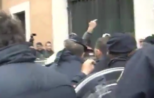 Forconi davanti Montecitorio, polizia si toglie il casco protettivo