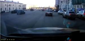 Russia, l'auto in testacoda si parcheggia perfettamente