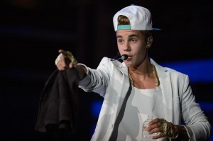Justin Bieber fuma marijuana sul jet: equipaggio indossa maschera ossigeno