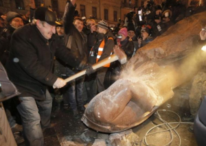 Ucraina, dopo la fuga di Yanukovich abbattute cento statue di Lenin