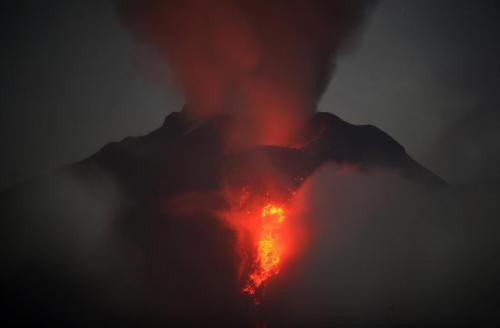 Indonesia: vulcano Sinabung erutta, almeno 11 morti (video)
