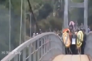 Vietnam, crolla ponte durante corteo funebre