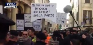 Contestazioni contro Renzi a Treviso (foto Ansa)