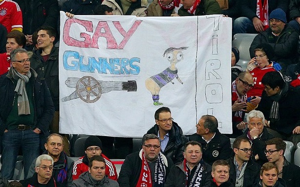 Striscione omobofo dei tifosi del Bayern contro Arsenal: "Gay Gunners" (foto)