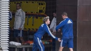 Chelsea, Niall Horan (One Direction) si allena con Mourinho (video)