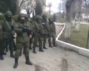 Crimea soldati ucraini vengono intimati dai russi a consegnare le armi