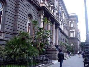 Napoli, studenti fanno sesso su scale dell’Università Federico II