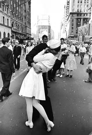 Times Square in festa: morto Glenn McDiffie, il marinaio della foto del bacio 
