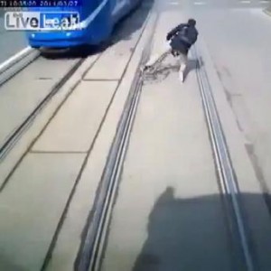 Polonia, ciclista fa slalom su rotaie: poi cade e viene quasi schiacciato 