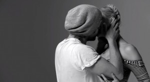 "First Kiss", 20 sconosciuti si baciano per la prima volta