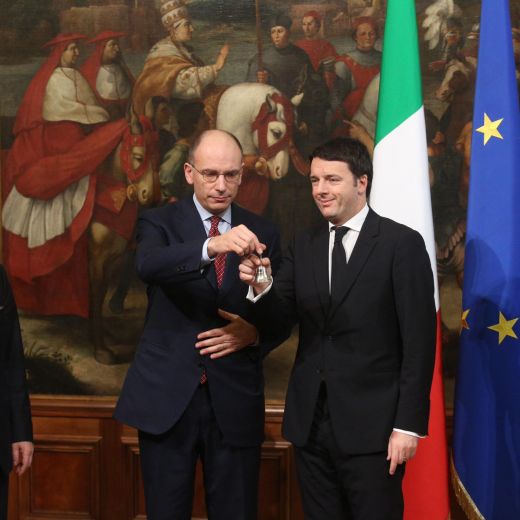 Il gelido scambio della campanella tra Letta e Renzi (Foto Ansa)