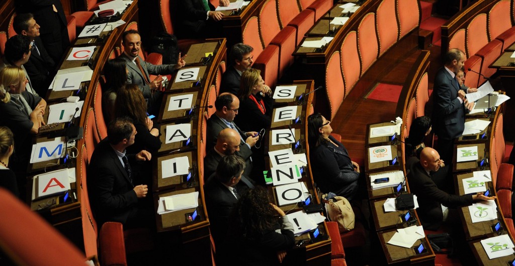 Rinnovabili, M5s protesta contro Pd e Renzi: "#Climastaisereno"
