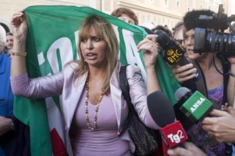 Alessandra Mussolini torna dalla madre: "Devo proteggere i miei figli"