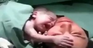 Appena nato non si stacca dalla mamma: manine serrate per 5 minuti (video)