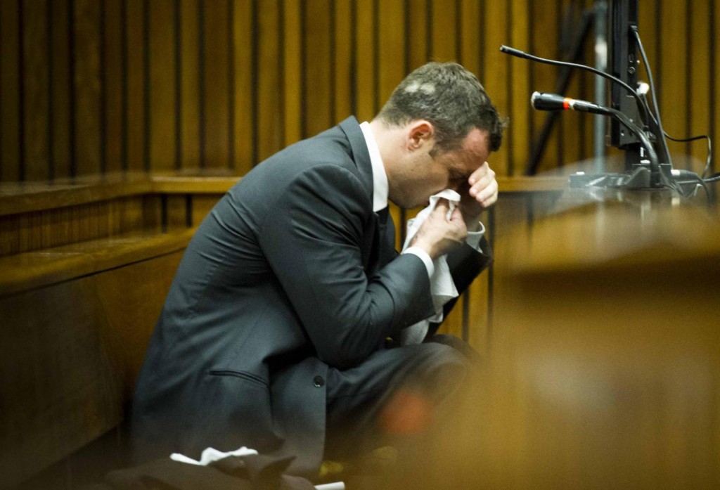 Oscar Pistorius vomita in aula durante lettura autopsia di Reeva Steenkamp