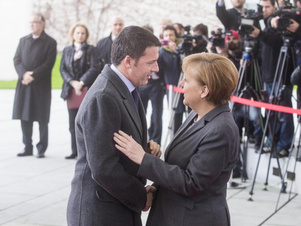 Angela Merkel incontra Matteo Renzi, con gli onori militari a Berlino.Da notare nel premier italiano,l'errata allacciatura dei bottoni del cappotto.