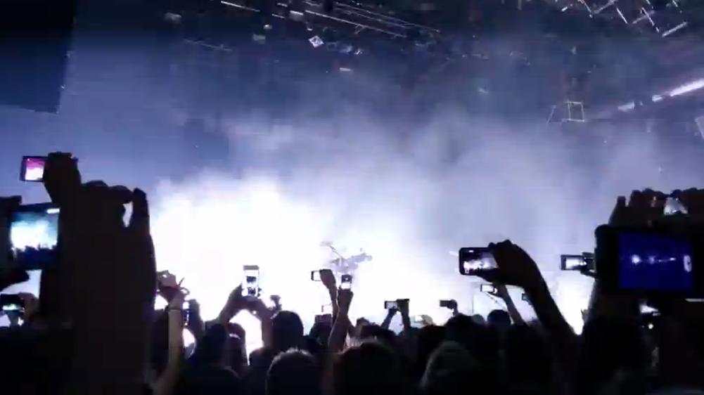 Il tappeto di smartphone al concerto dei Disclosure a Milano (fonte Youtube)