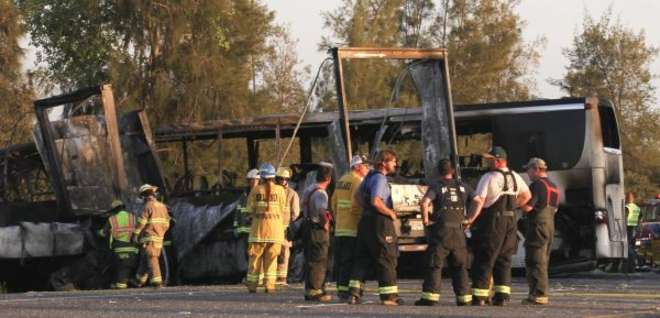 California, camion contro un bus di studenti: almeno nove morti (Ansa)